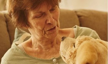 Cachorro robô super realista faz companhia para idosos 