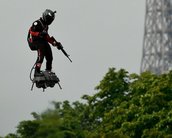 Hoverboard militar estilo Duende Verde sobrevoa Paris