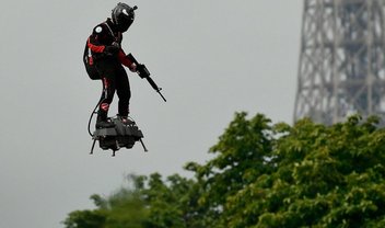 Hoverboard militar estilo Duende Verde sobrevoa Paris