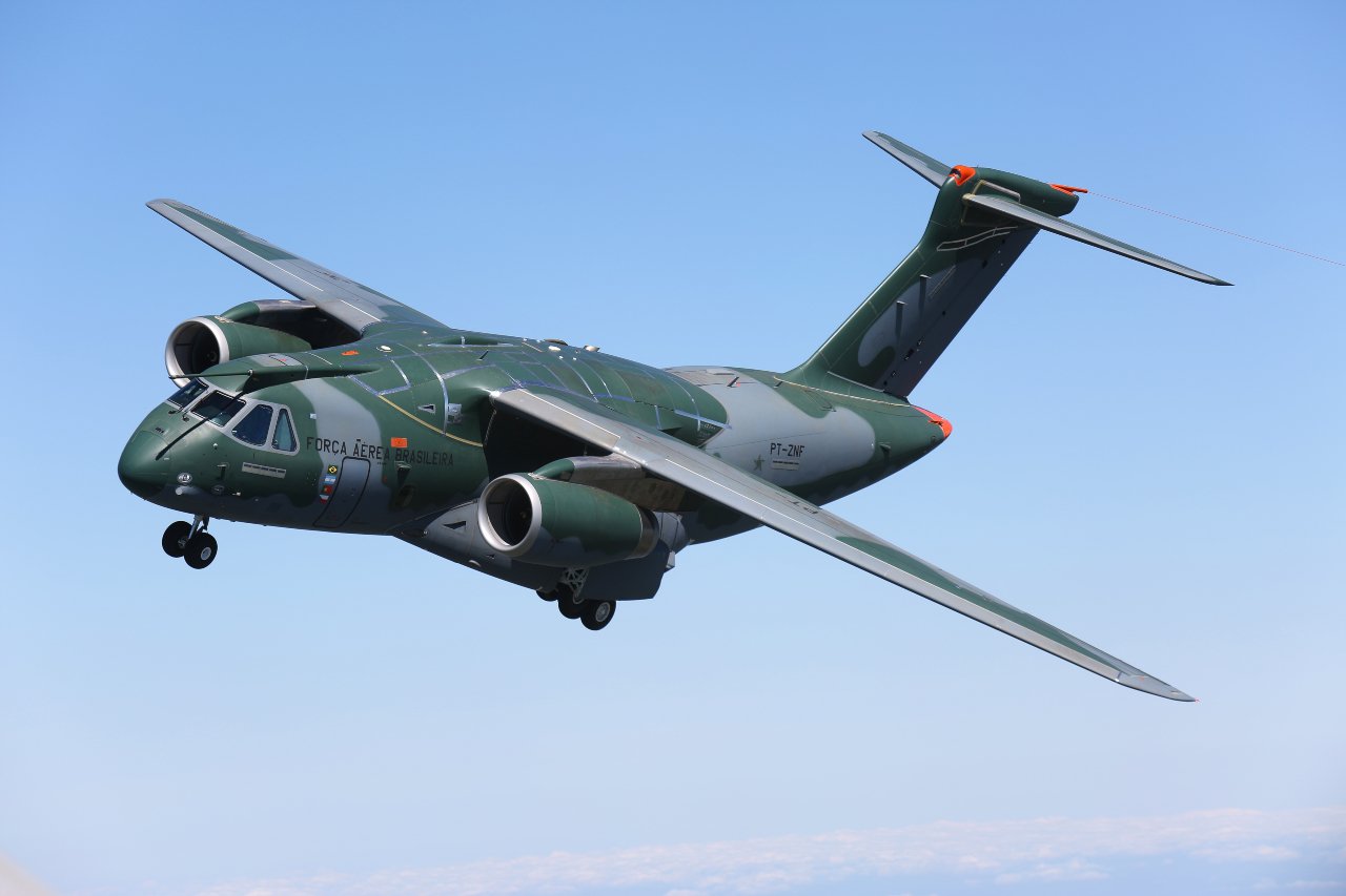Embraer conclui reabastecimento em voo entre duas aeronaves KC-390