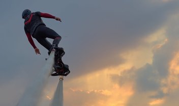 'Duende Verde' francês cai em viagem da França à Inglaterra com flyboard