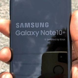 Imagem de Foto mostra Galaxy Note 10+ e de quebra o reflexo do iPhone XR 2019