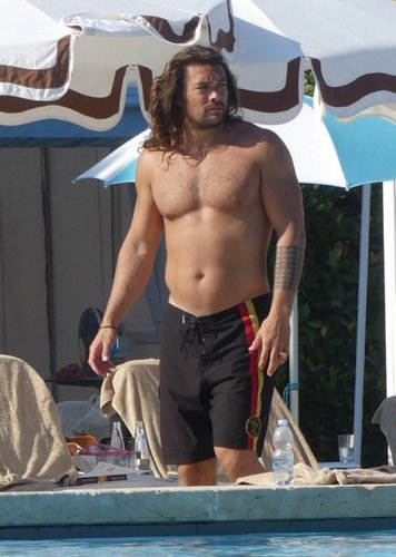 Jason Momoa com "corpo de papai"