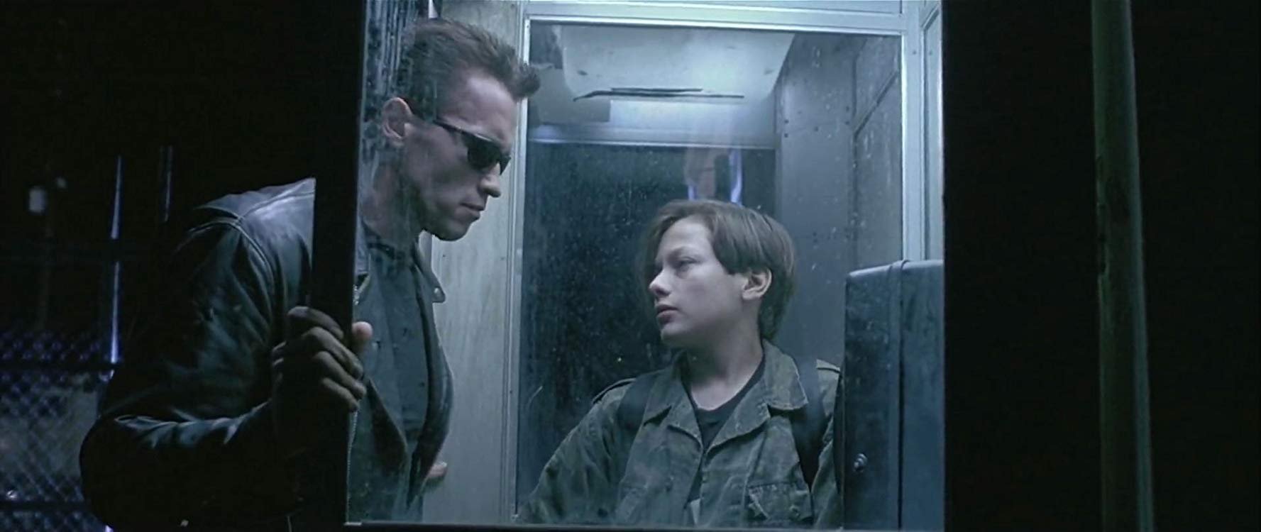Furlong e Arnold Schwarzenegger em Exterminador do Futuro: O Julgamento Final (Fonte: IMDB)