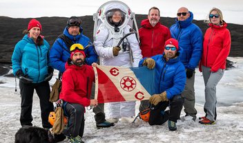 Equipe simula expedição em Marte escalando vulcão com traje espacial