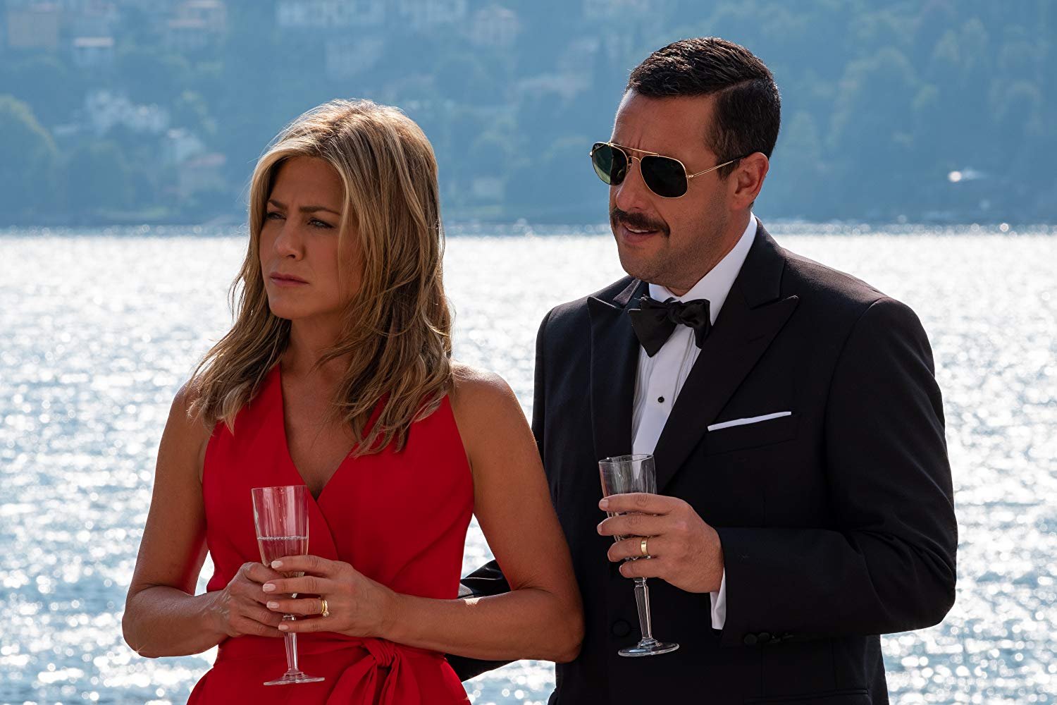 Jennifer Aniston e Adam Sandler em Mistério no Mediterrâneo, 2019 (Fonte: IMDb/Reprodução)