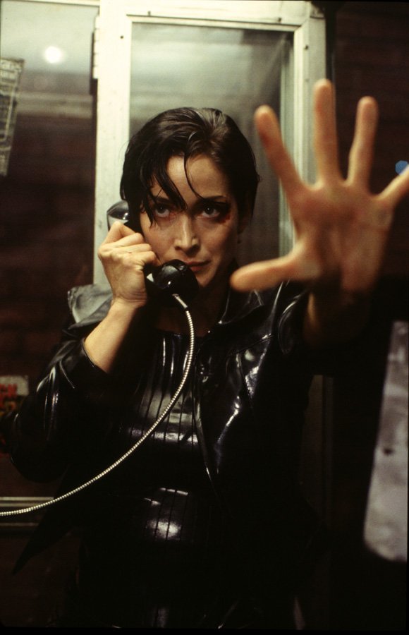 Carrie-Anne Moss em Matrix - 1999 (Fonte: IMDb/Reprodução)