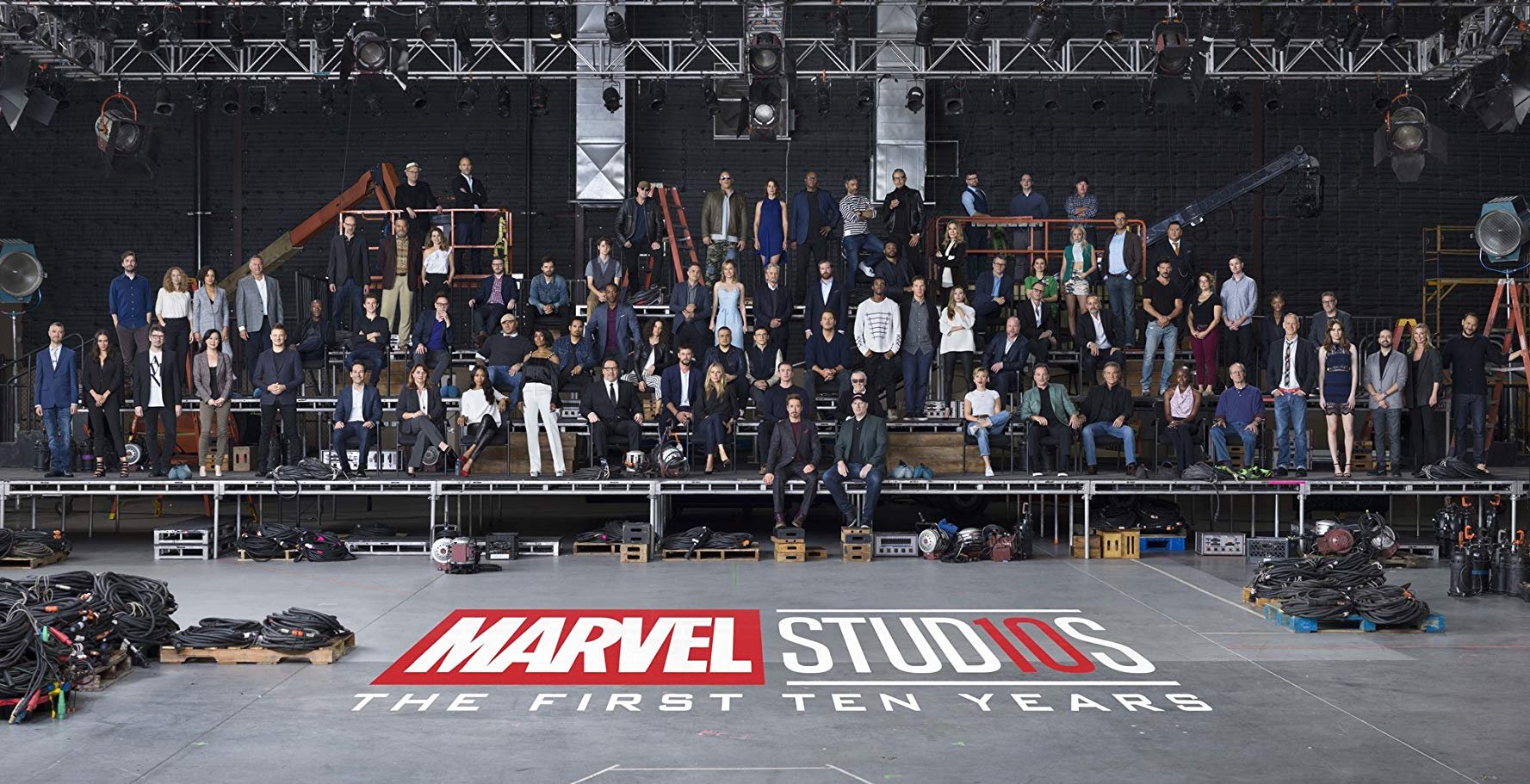 Foto do elenco e equipe técnica do Marvel Studios em celebração aos 10 do lançamento de Homem de Ferro (Fonte: IMDb/Reprodução)