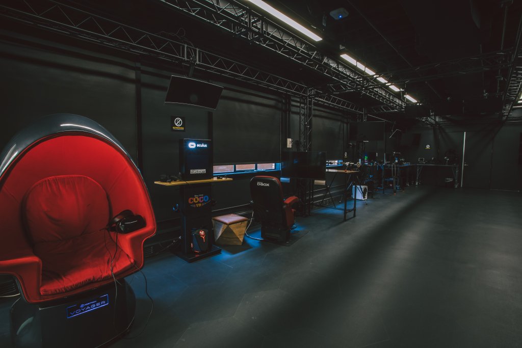 Motion chair e estações de VR do StudioLab. (Fonte: Disney/Divulgação)