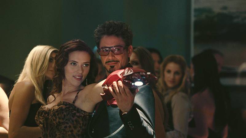 Robert Downey Jr. e Scarlett Johansson em Homem de Ferro 2 - 2010 (Fonte: IMDb/Reprodução)