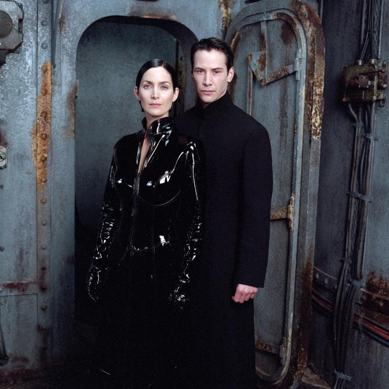 Keanu Reeves e Carrie-Anne Moss em Matrix Reloaded - 2003 (Fonte: IMDb/Reprodução)