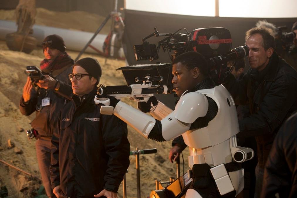 J.J. Abrams e John Boyega durante as gravações de Star Wars: O Despertar da Força - 2015 (Fonte: IMDb/Reprodução)