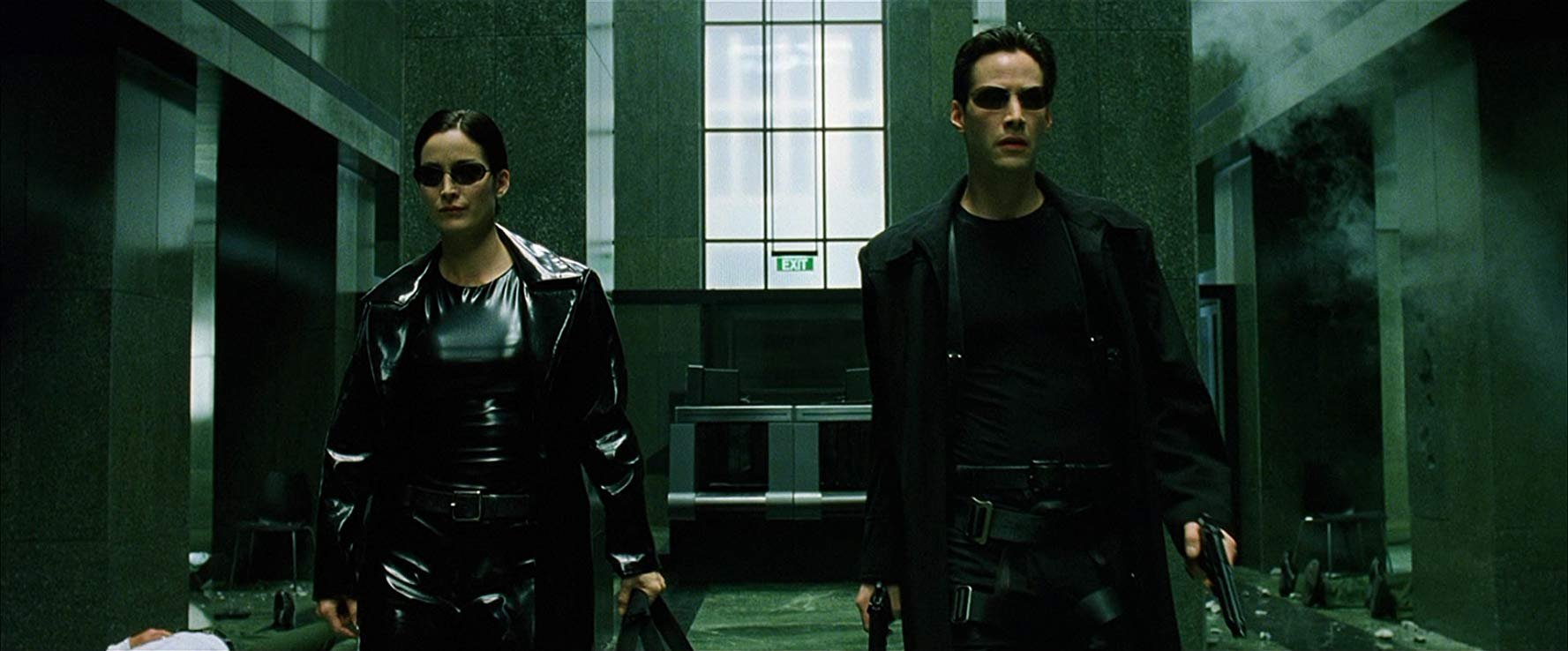 Keanu Reeves e Carrie-Anne Moss em Matrix - 1999 (Fonte: IMDb/Reprodução)
