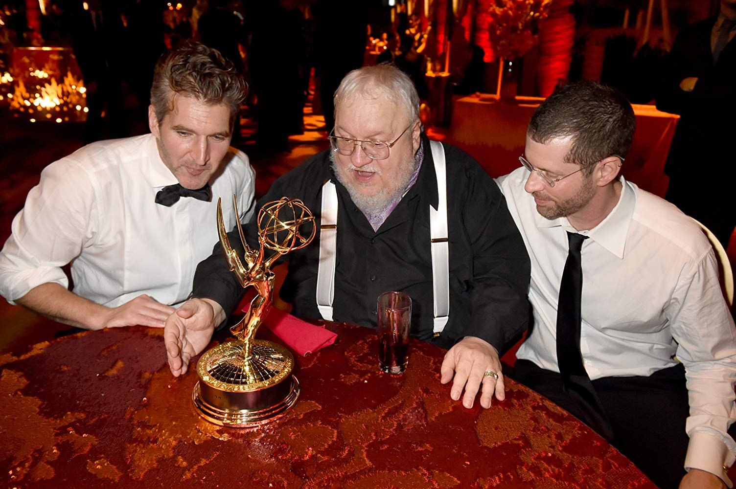 George R.R. Martin, David Benioff, e D.B. Weiss durante o 67º Emmy - 2015 (Fonte: IMDb/Reprodução)