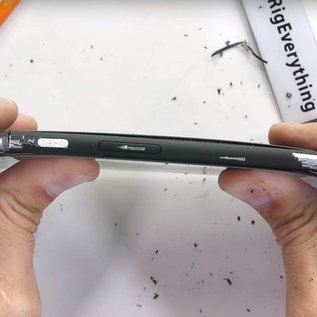 Imagem de Moldura do Pixel 4 XL racha durante teste de curvatura