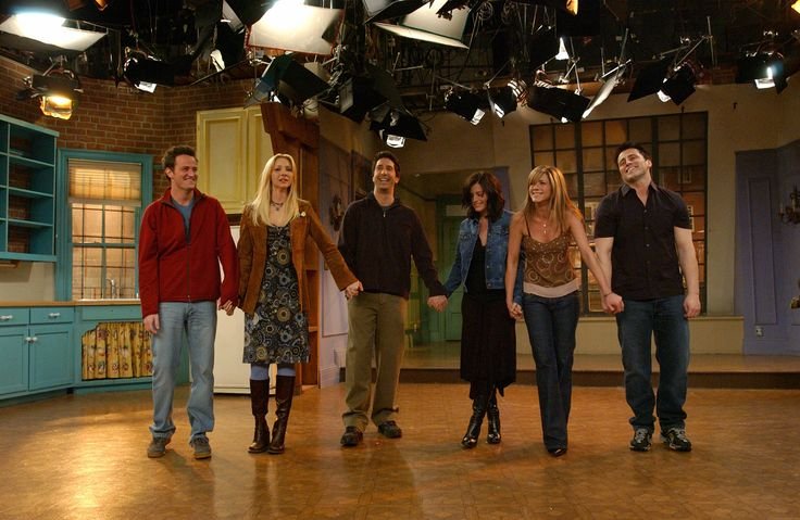 Elenco de 'Friends' se despedindo do público após gravação do episódio final da série (Fonte: IMDb/Reprodução)