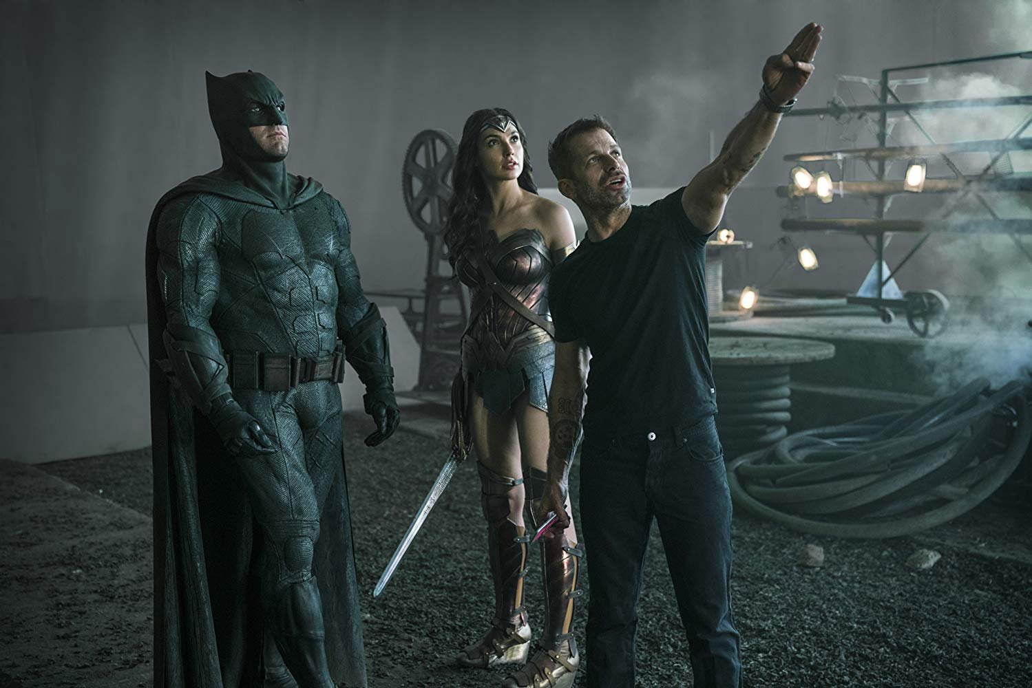 Ben Affleck, Zack Snyder, e Gal Gadot em 'Liga da Justiça' (Fonte: IMDb/Reprodução)