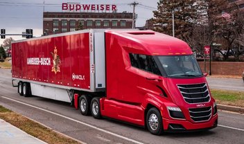 Budweiser faz primeira entrega de cerveja em caminhão elétrico