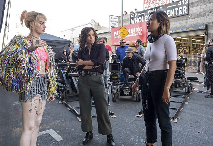 Rosie Perez, Margot Robbie, e Cathy Yan nos bastidores de 'Aves de Rapina' (Fonte: IMDb/Reprodução)