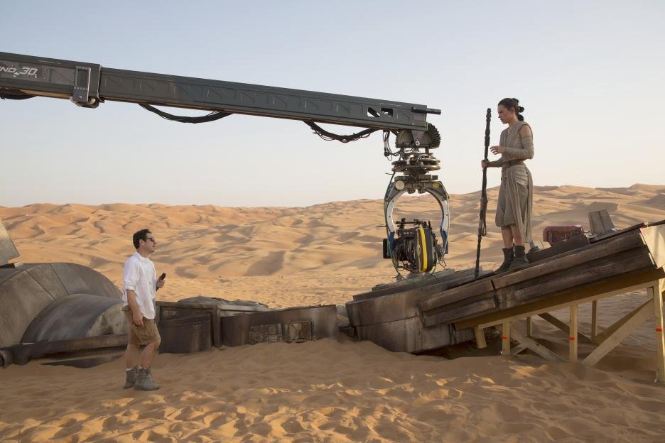 J.J. Abrams e Daisy Ridley nos bastidores de Star Wars: O Despertar da Força - 2015 (Fonte: IMDb/Reprodução)