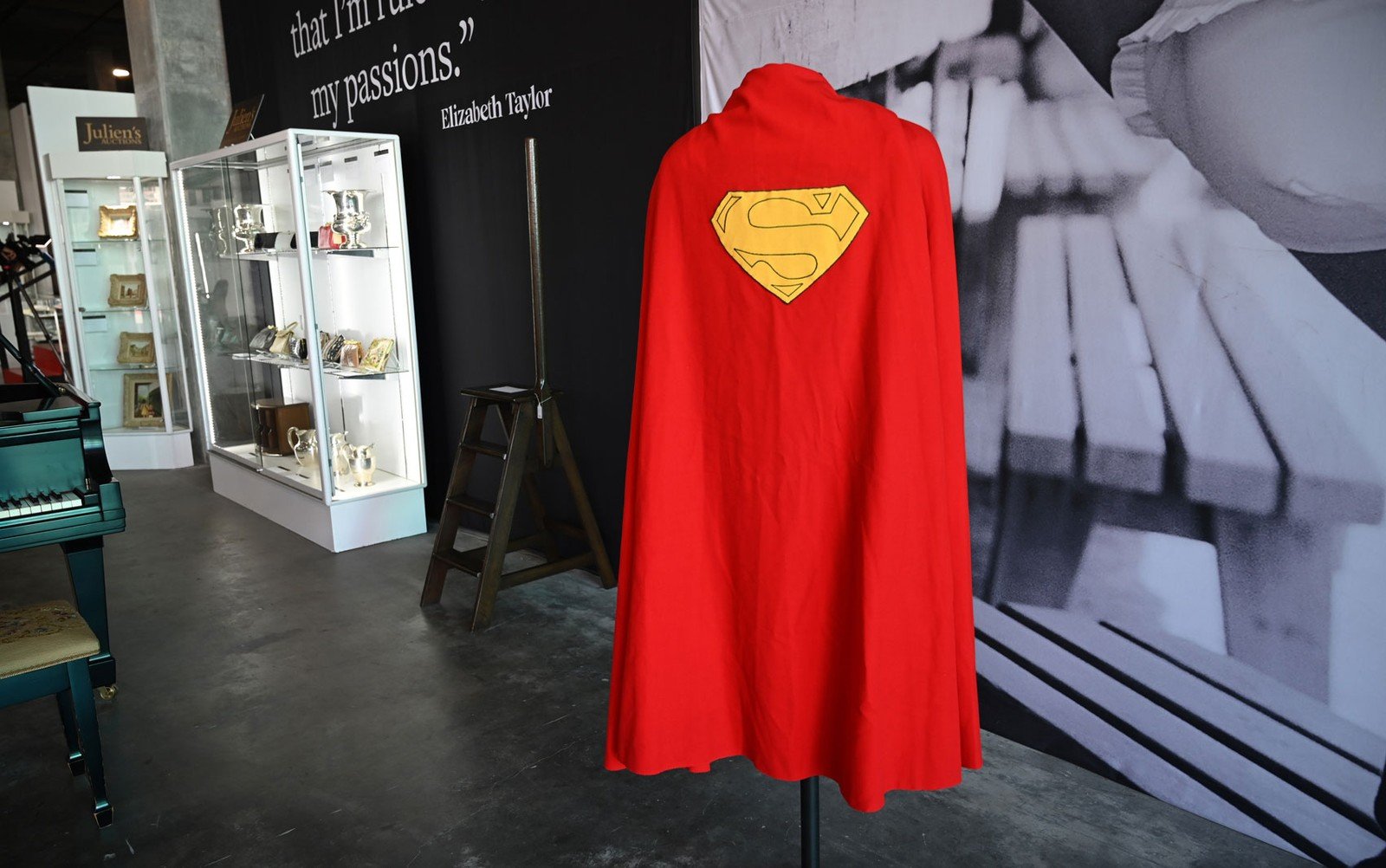 Capa do Super-Homem usada ‘Superman’ de 1978 (Fonte: AFP/Reprodução)