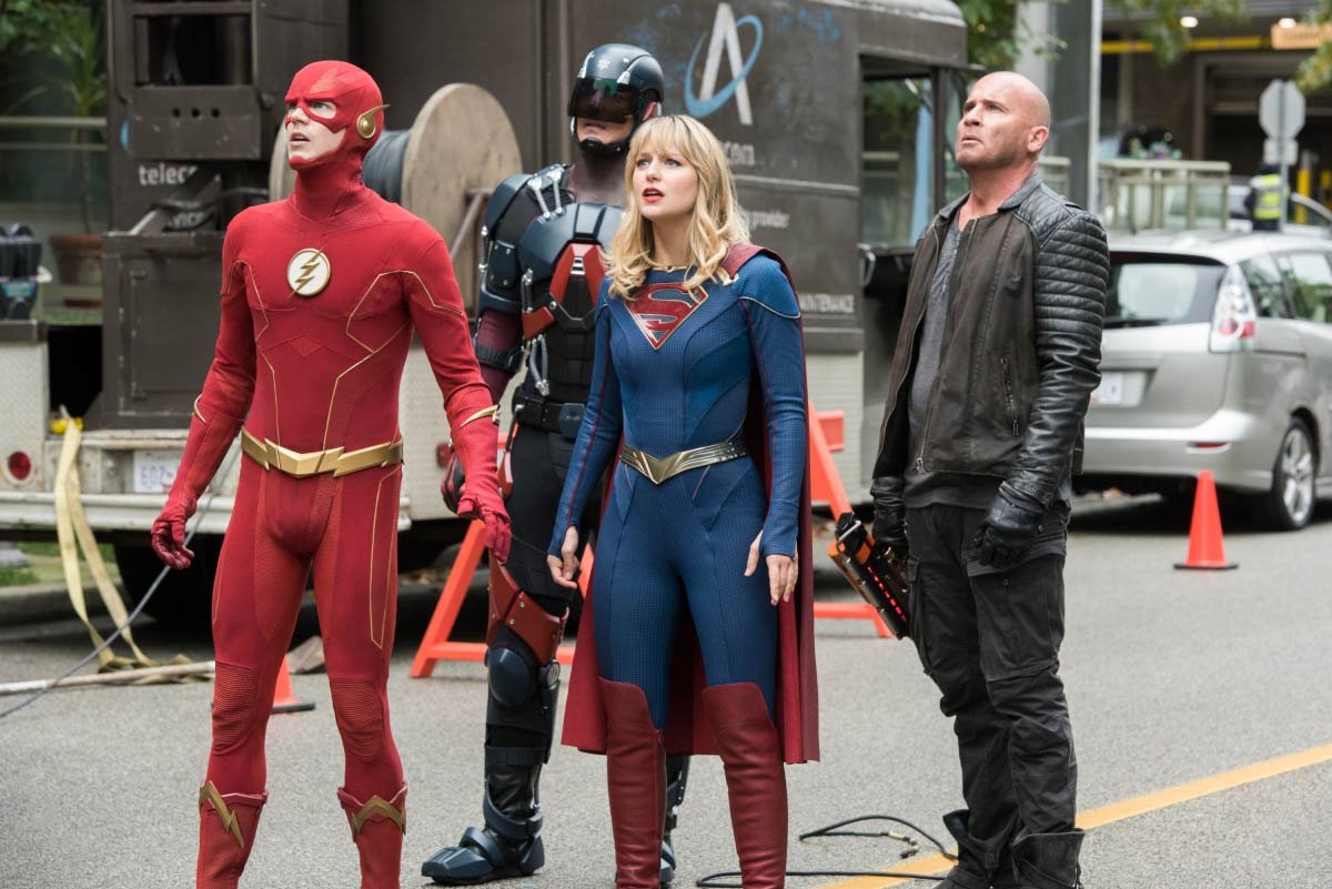 Flash, Átomo, Supergirl e Onda Térmica em 'Legends of Tomorrow' (Fonte: IMDb/Reprodução)