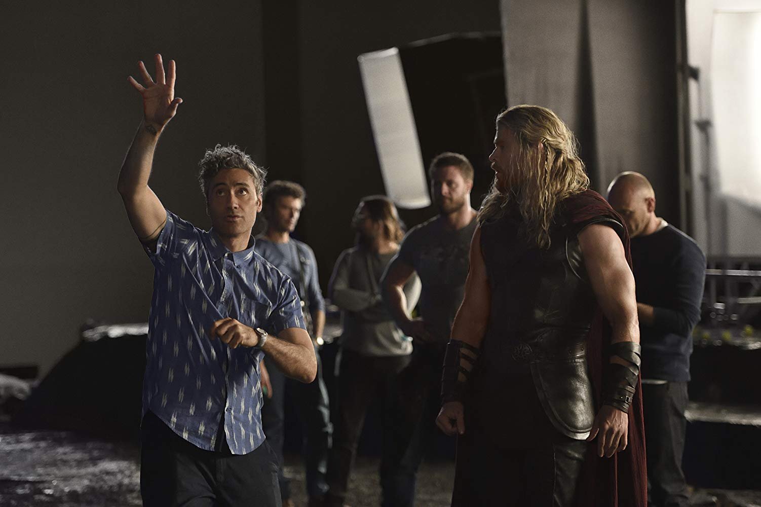 Taika Waititi e Chris Hemsworth nos bastidores de 'Thor: Ragnarok' - 2017 (Fonte: IMDb/Reprodução)