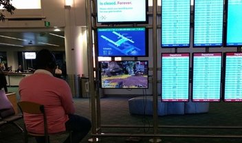 Passageiro 'sequestra' TV de aeroporto para jogar enquanto espera voo