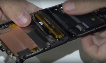 Moto Razr é desmontado em teste e revela interior complexo; assista