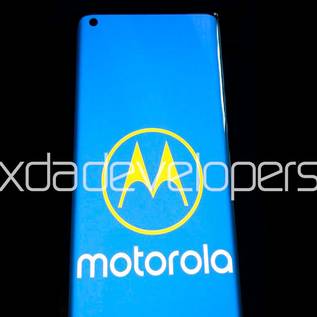 Imagem de Motorola Edge+, suposto top de linha da marca, vaza com tela 'waterfall'