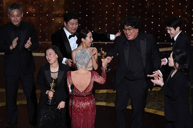 Elenco de 'Parasita' recebendo o prêmio de melhor filme no Oscar 2020 (Fonte: IMDb/Reprodução)