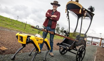 Cão-robô da Boston Dynamics puxa homem em 'carrocinha' [vídeo]