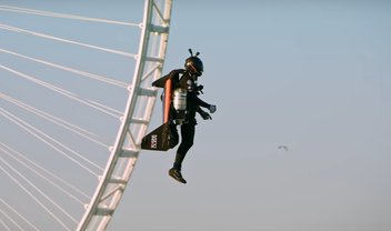 “Homem de Ferro de Dubai” voa com traje de fibra a 1.800m [vídeo]