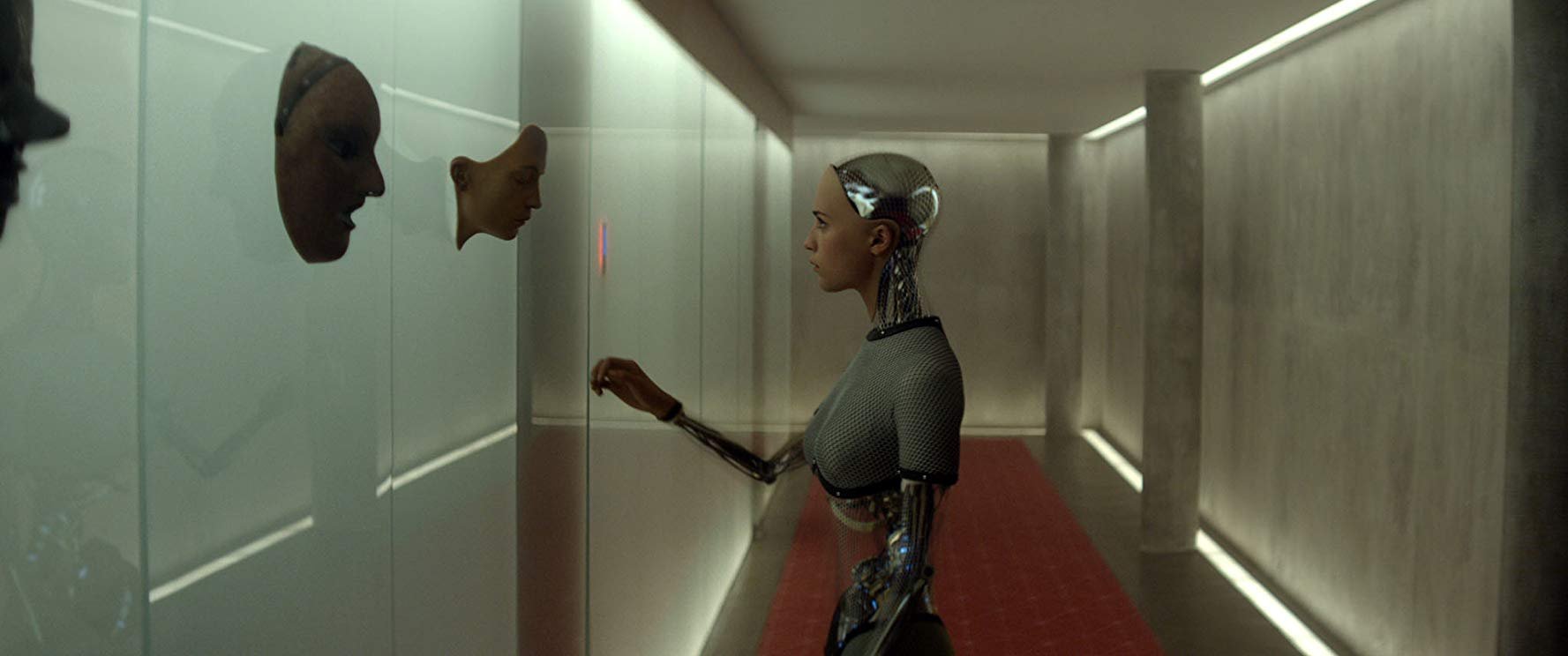 Alicia Vikander como uma IA extremamente evoluída no filme 'Ex_Machina: Instinto Artificial' - 2014 (Fonte: IMDb/Reprodução)