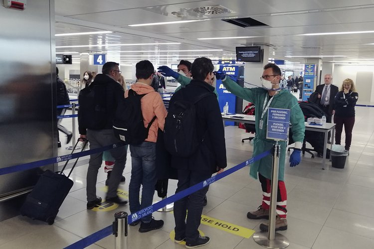 Coronavírus muda rotina de eventos e aeroportos do mundo todo.