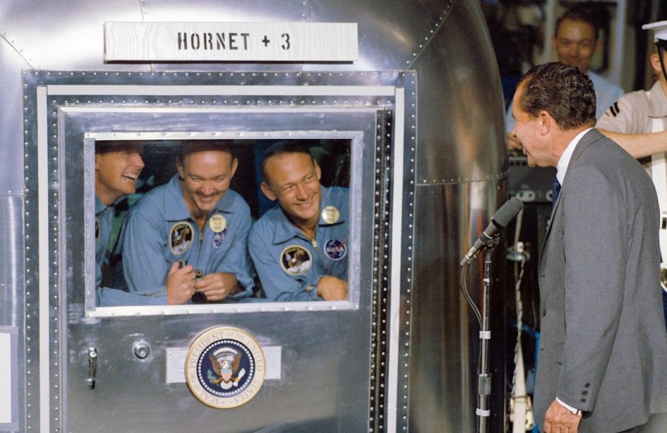 O presidente dos EUA, Richard Nixon, visita a tripulação da Apollo 11 após o retorno.