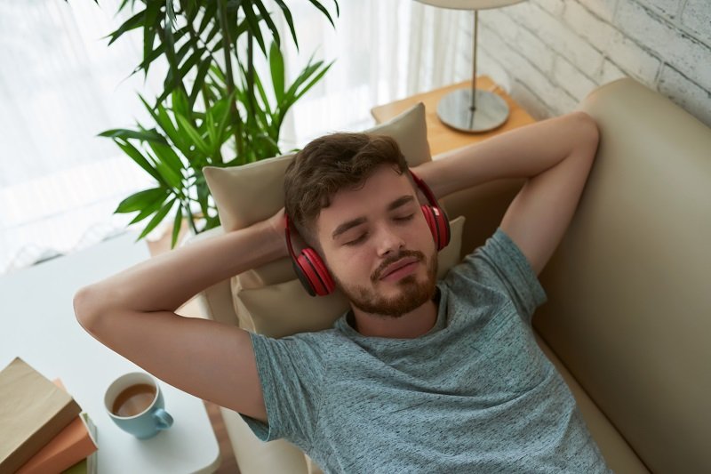 Ouvir música pode ajudar a relaxar nesse momento delicado