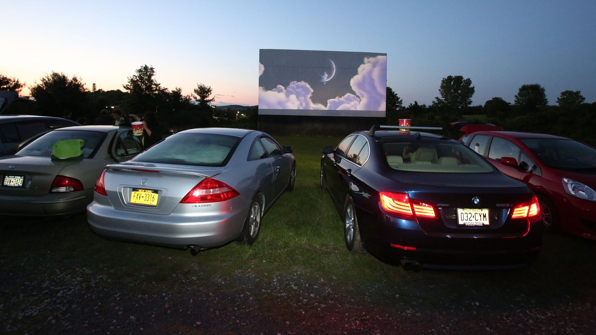 Cinema drive-in é adotado no Brasil e renasce nos EUA