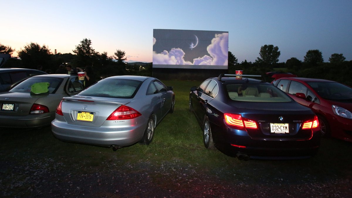 Cinemas drive-in nos EUA atraem público jovem com apelo à nostalgia e  sessões 'românticas' a céu aberto, Cinema