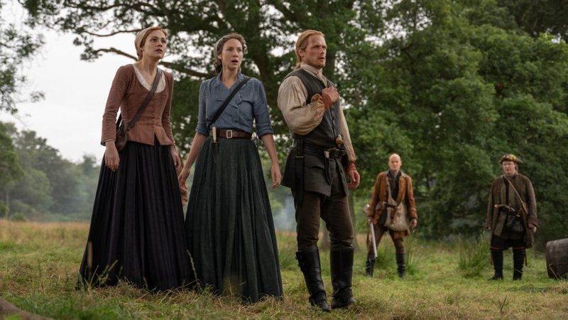 Bree (Sophie Skelton), Claire (Caitriona Balfe) e Jamie (Sam Heughan) permanecem juntas como a unidade da família Fraser (Fonte: Starz/Reprodução)