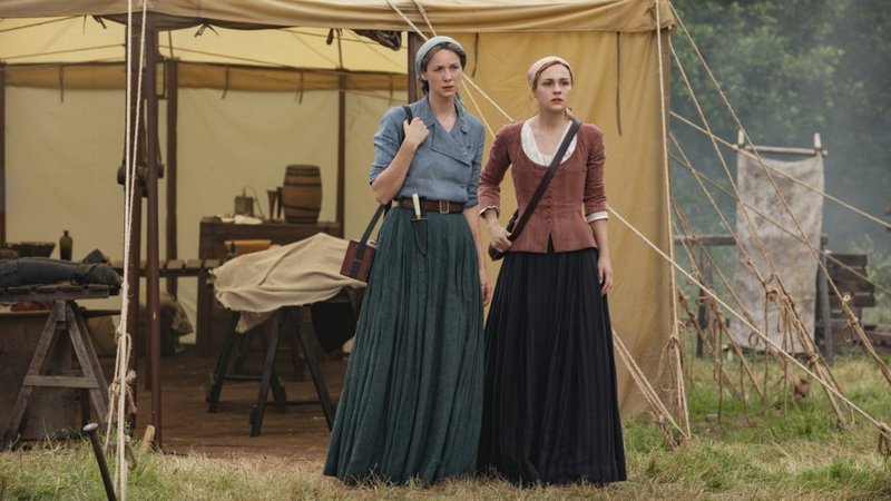 Claire e Bree vigiam o conflito em questão (Fonte: Starz/Reprodução)