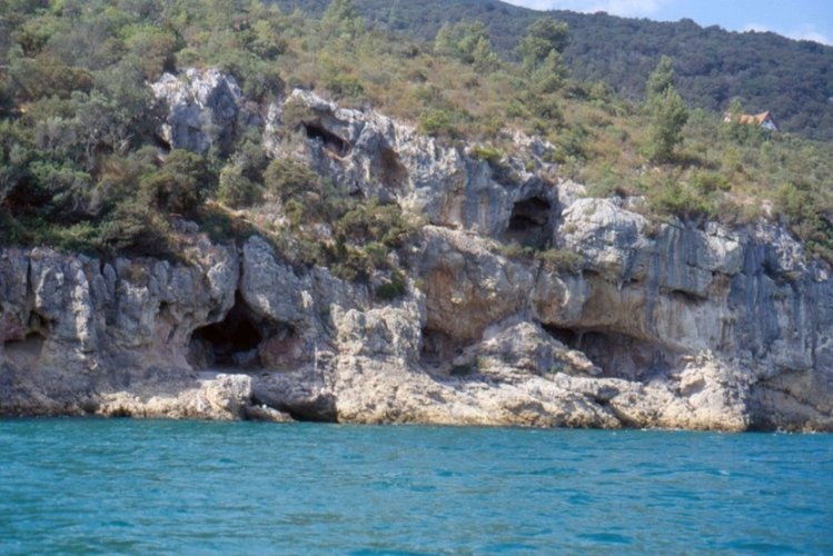 Gruta da Figueira Brava