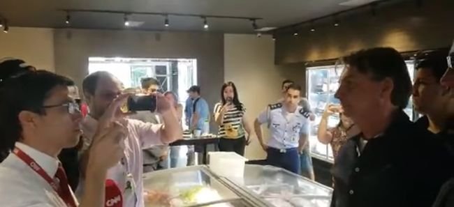 Bolsonaro conversa com populares em um dos vídeos removidos do Twitter