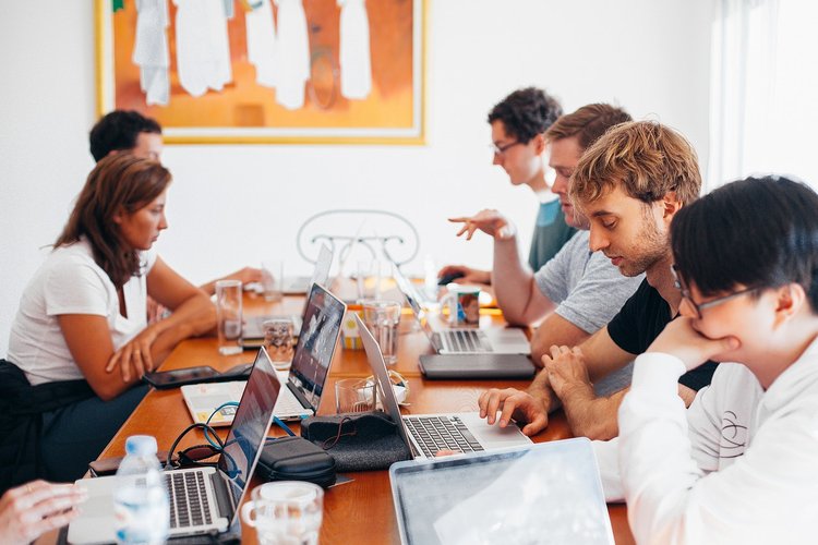 Estudo avalia como a presença femina melhora a comunicação dentro da equipe