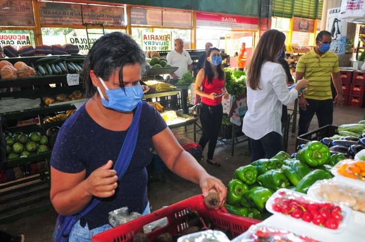 Adquirir alimentos frescos é uma das razões para as pessoas saírem do isolamento.