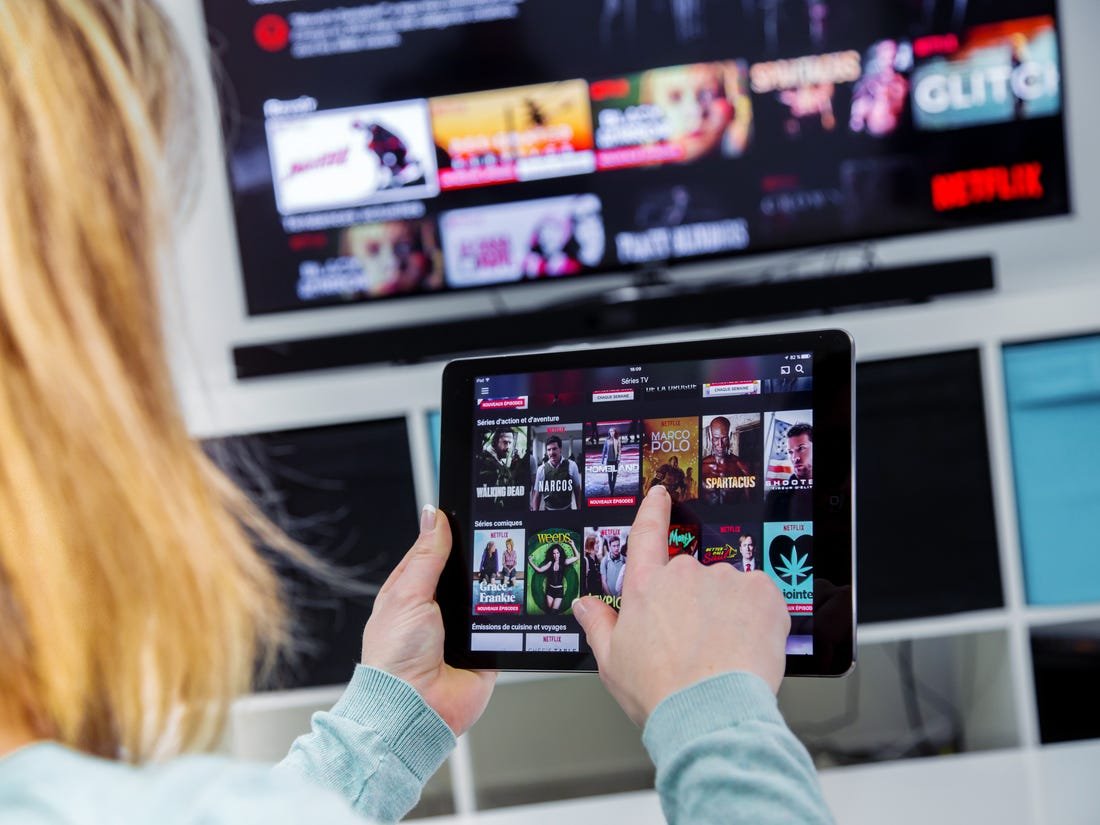 Com o Chromecast é possível escolher filmes nos dispositivos móveis e transmitir para TV