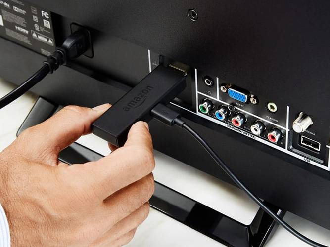 O Fire TV Stick é muito simples de instalar nas TVs HDMI.