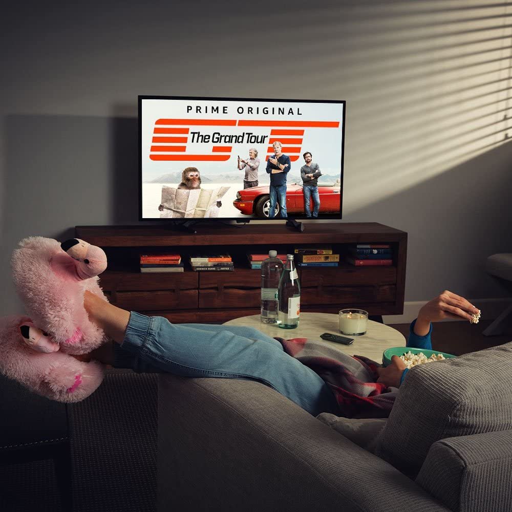 Com o Fire TV Stick, o usuário pode assistir filmes e série do Amazon Prime e outros serviços.