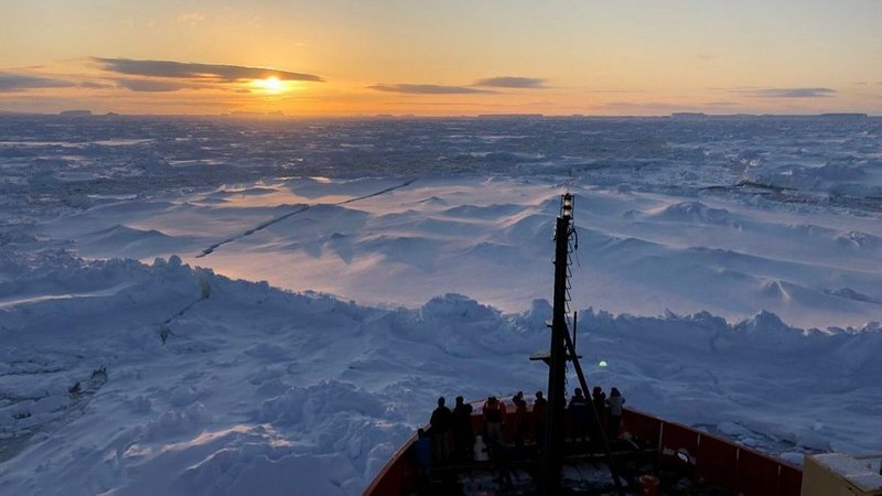 Países correm para retirar suas equipes antes que o inverno torne a viagem impossível.