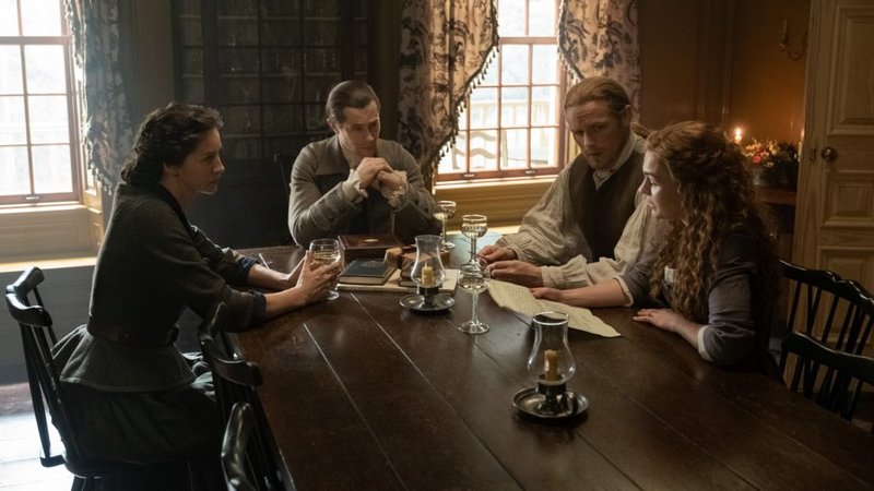 Jamie, Claire e Brianna têm uma conversa séria com John Gray (David Berry). (Starz/Divulgação)